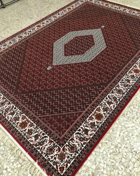 فرش 700 شانه نقشه ماهی بیجار زمینه لاکی - پلی استر