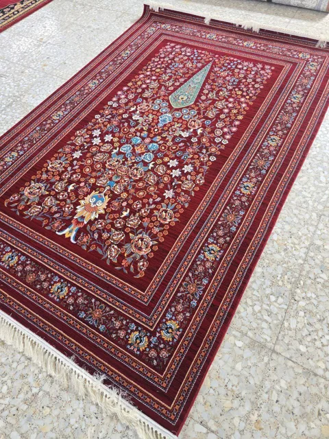 فرش 700 شانه نقشه افشان قصر گل زمینه لاکی – پلی استر