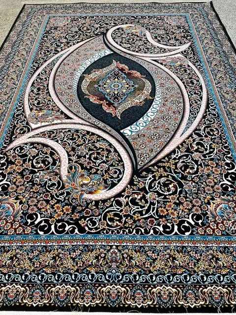 فرش 700 شانه نقشه سناتور زمینه سرمه ای – پلی استر
