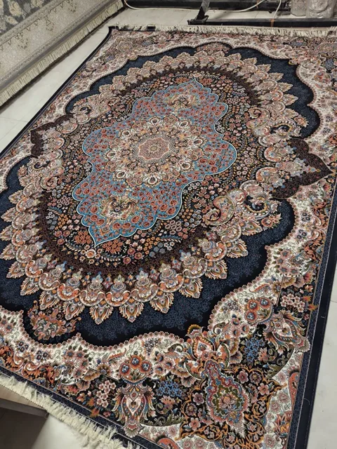 فرش ۷۰۰ شانه نقشه ارکیده زمینه سرمه ای - پلی استر