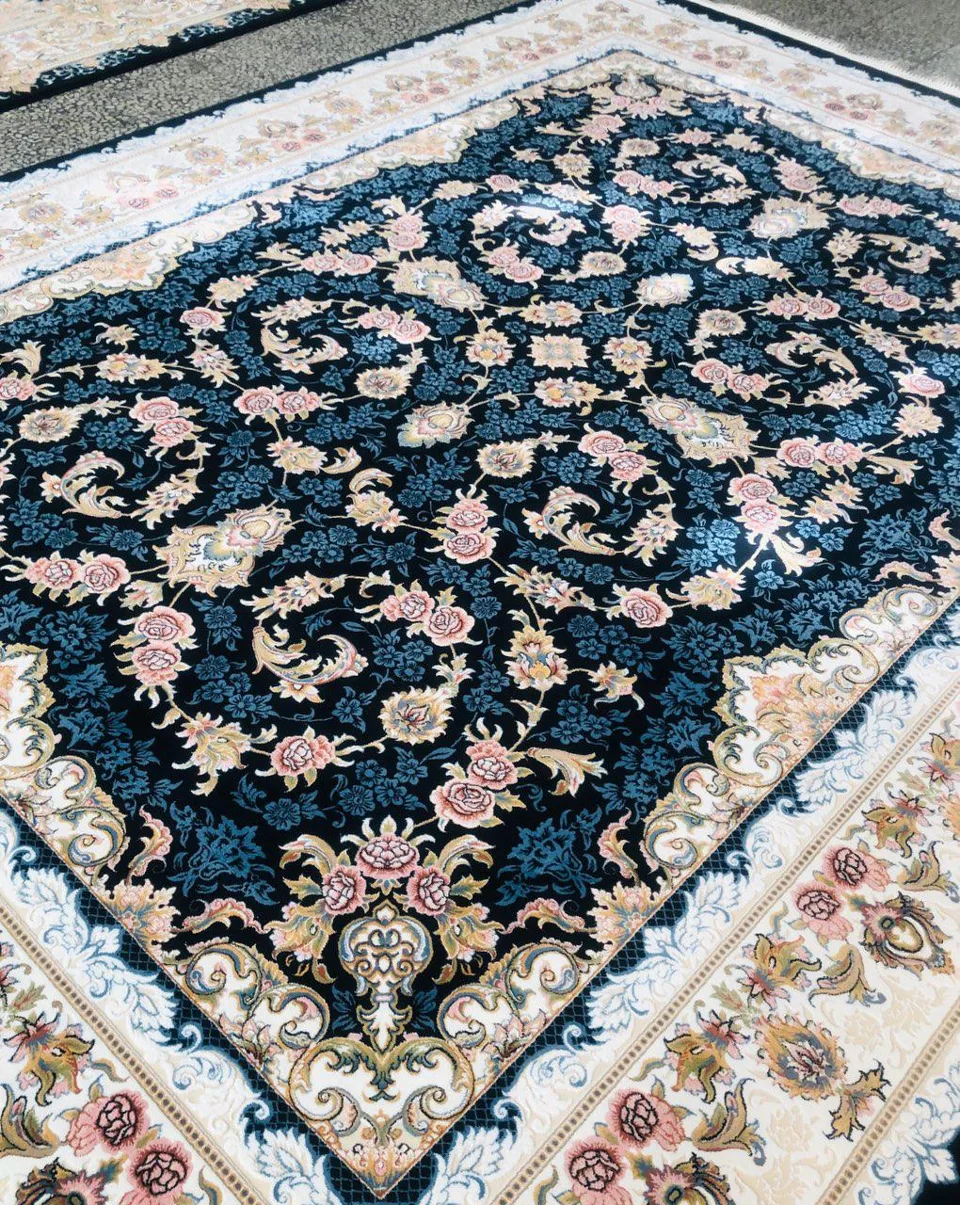 فرش 700 شانه گل برجسته نقشه افشان رژین سرمه ای