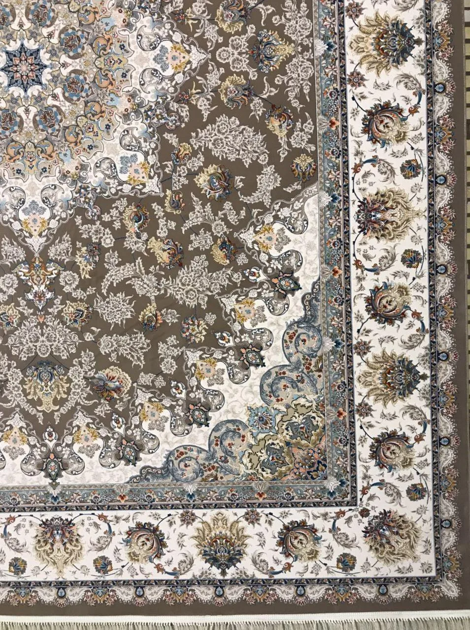 فرش 1200 شانه گل برجسته نقشه نائین زمینه نسکافه ای