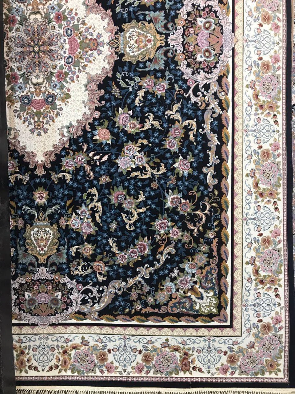 فرش 1000 شانه گل برجسته نقشه کاملیا زمینه سرمه ای