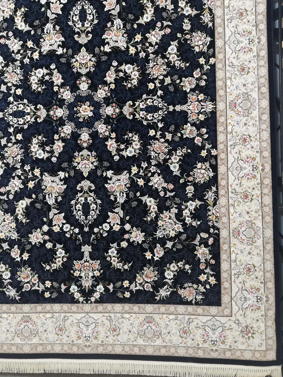 فرش 700 شانه گل برجسته نقشه آیناز زمینه سرمه ای
