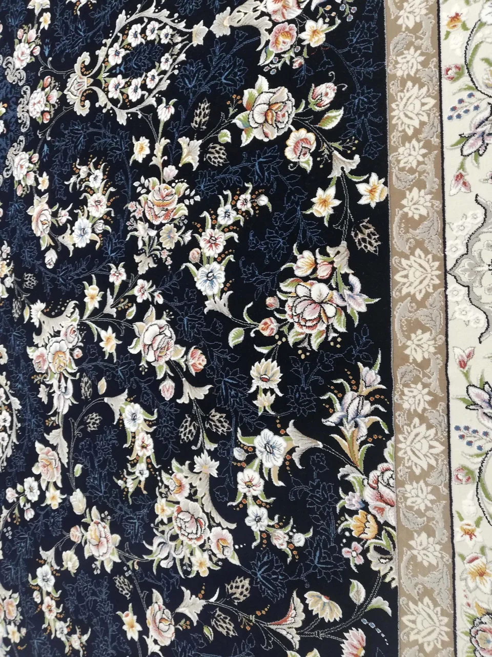 فرش 700 شانه گل برجسته نقشه آیناز زمینه سرمه ای