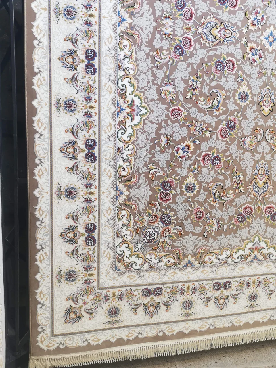 فرش 700 شانه گل برجسته نقشه افشان رژا زمینه نسکافه ای