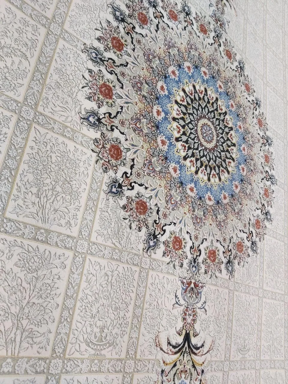 فرش 1500 شانه گل برجسته نقشه مانلی زمینه کرم