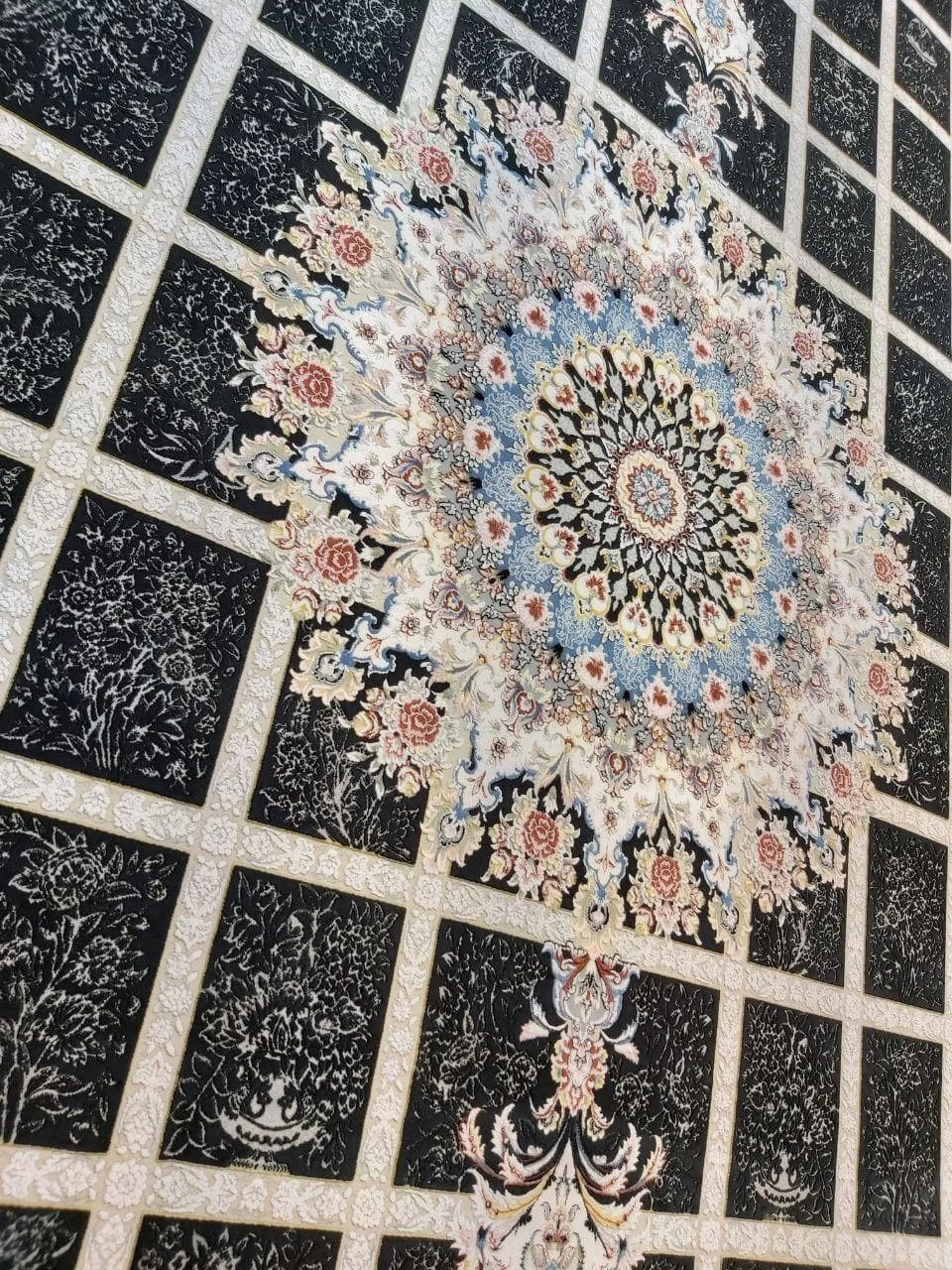 فرش 1500 شانه گل برجسته نقشه مانلی زمینه ذغالی