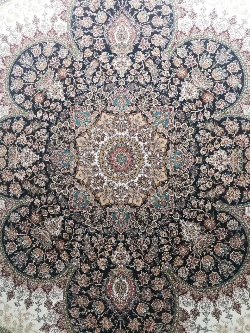 فرش 9 متری 1000 شانه نقشه سلطنتی کد 3002 زمینه سرمه ای