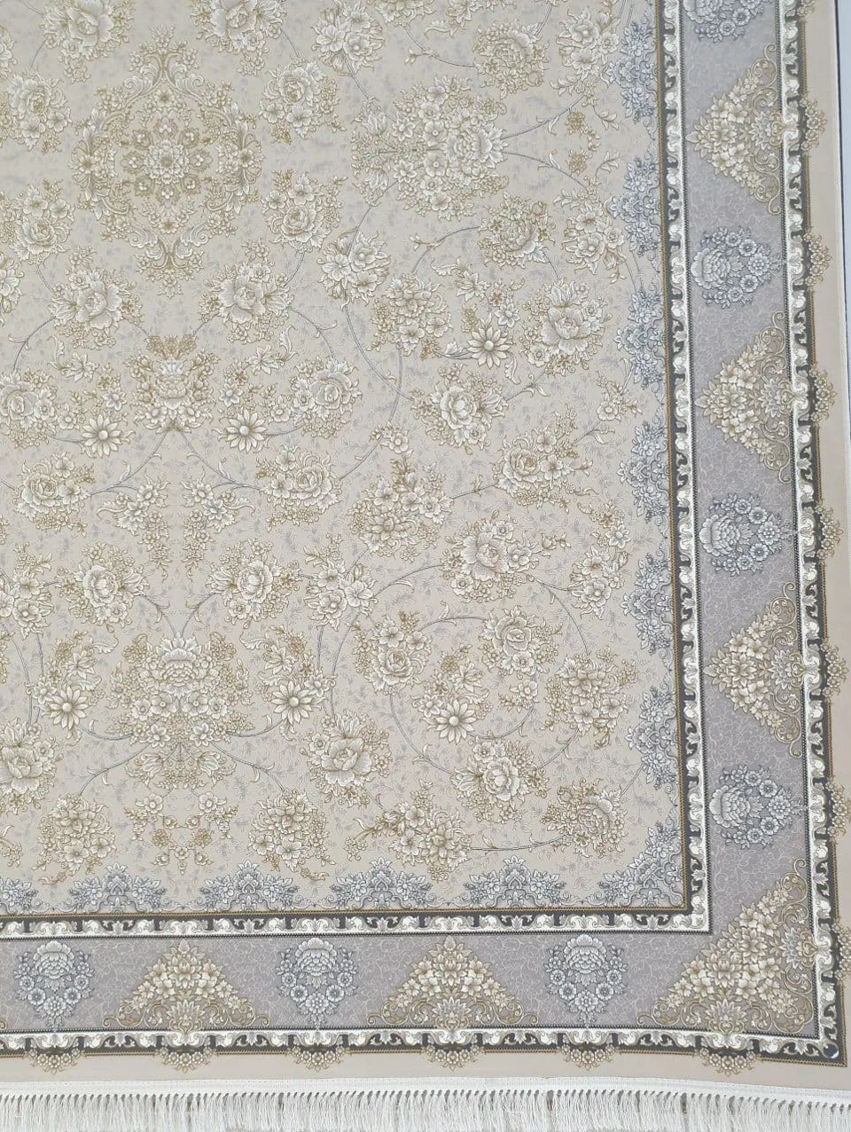 فرش 1200 شانه برجسته نقشه افشان ماهور زمینه کرم حاشیه نقره ای