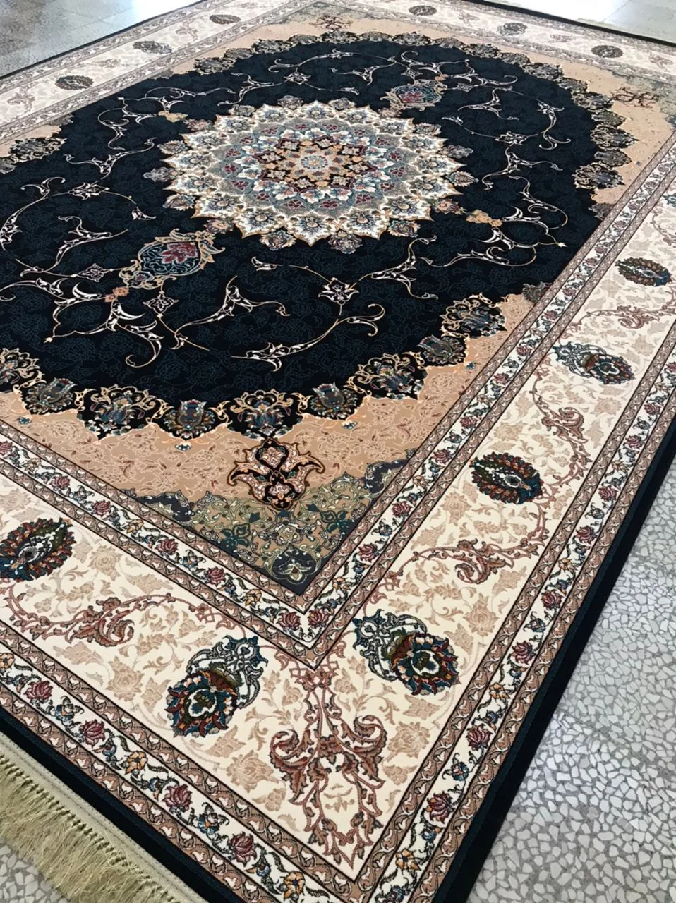 فرش 700 شانه نقشه مایسا زمینه سرمه ای بافت ممتاز