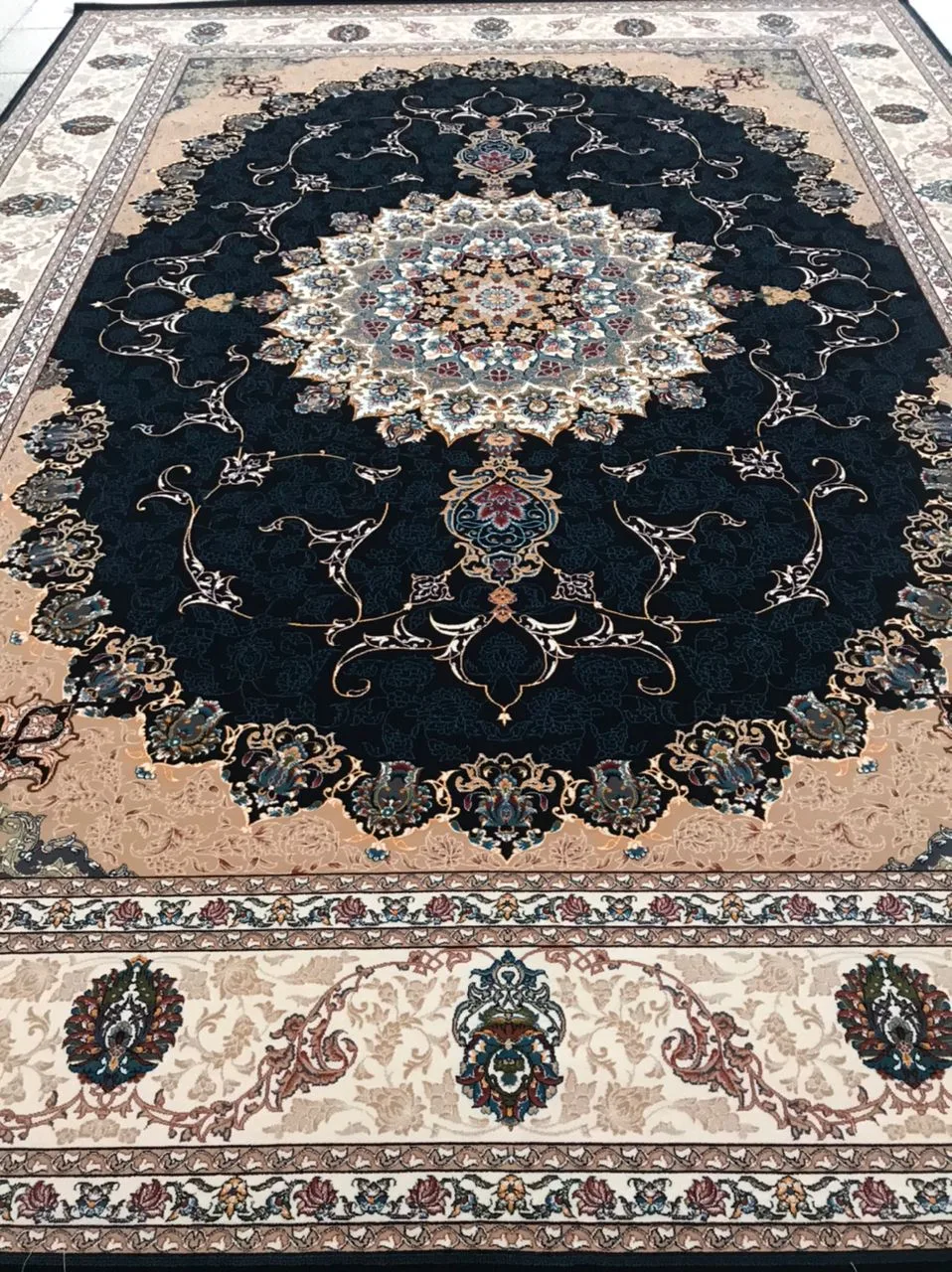 فرش 700 شانه نقشه مایسا زمینه سرمه ای بافت ممتاز