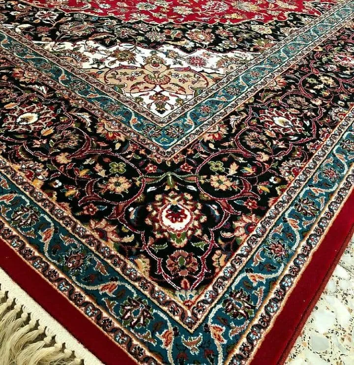 فرش 700 شانه نقشه کاشان زمینه لاکی - پلی استر