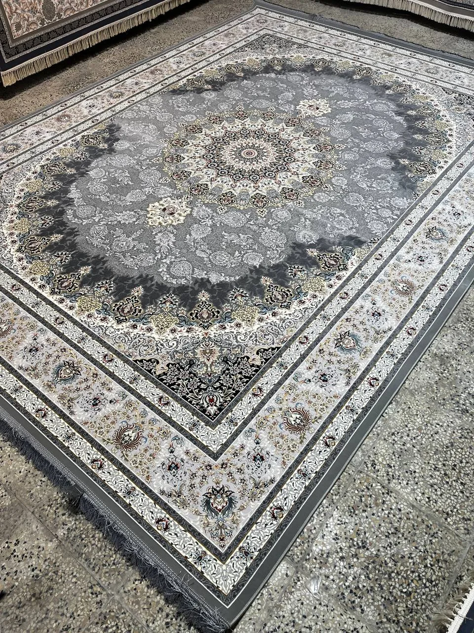 فرش 1200 شانه برجسته نقشه بهشت زمینه سیلور از نمای نزدیک