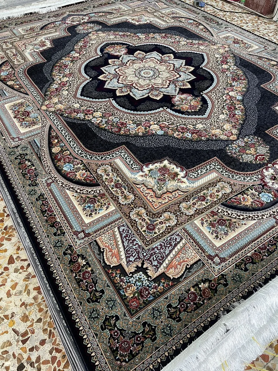 فرش 1200 شانه برجسته نقشه باغ معلق زمینه سرمه ای از نمای نزدیک