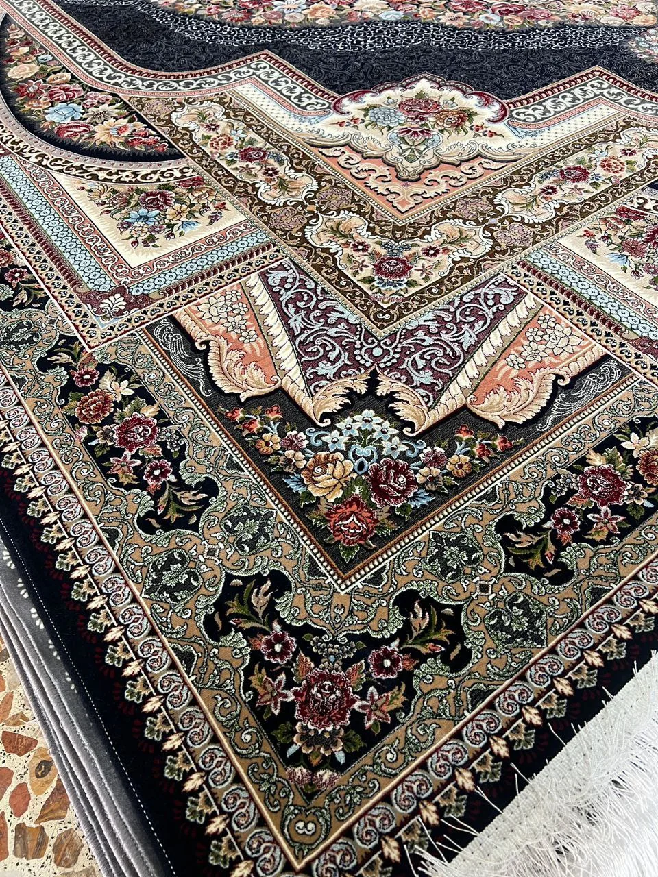 فرش 1200 شانه برجسته نقشه باغ معلق زمینه سرمه ای از نمای گوشه