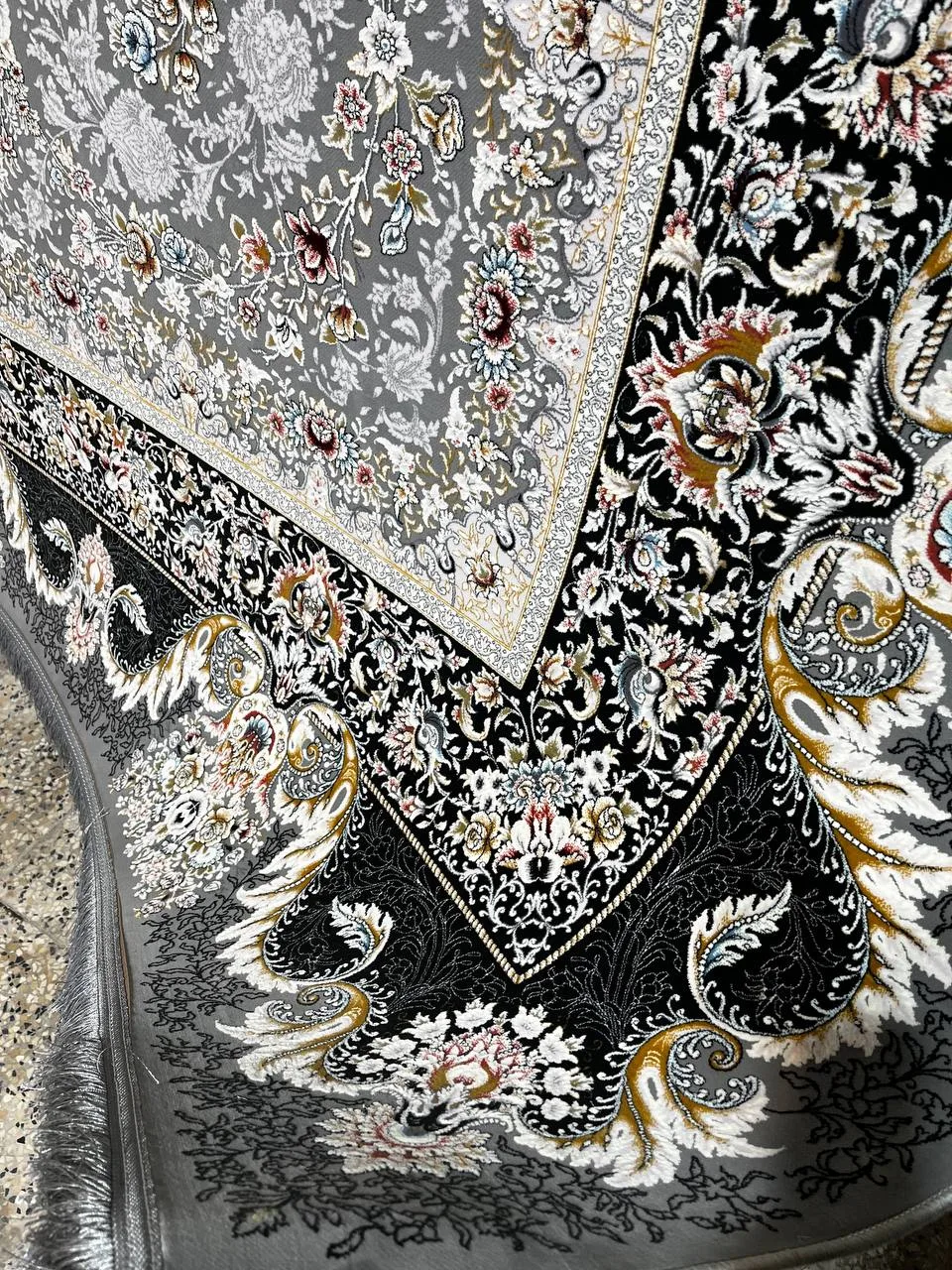 فرش 1200 شانه برجسته نقشه افشان آوینا زمینه سیلور از نمای نزدیک