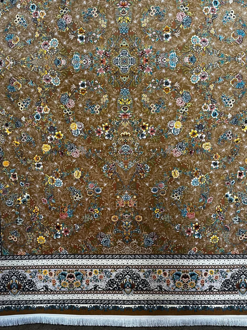 فرش 1200 شانه برجسته نقشه افشان تینا زمینه بژ از نمای نزدیک