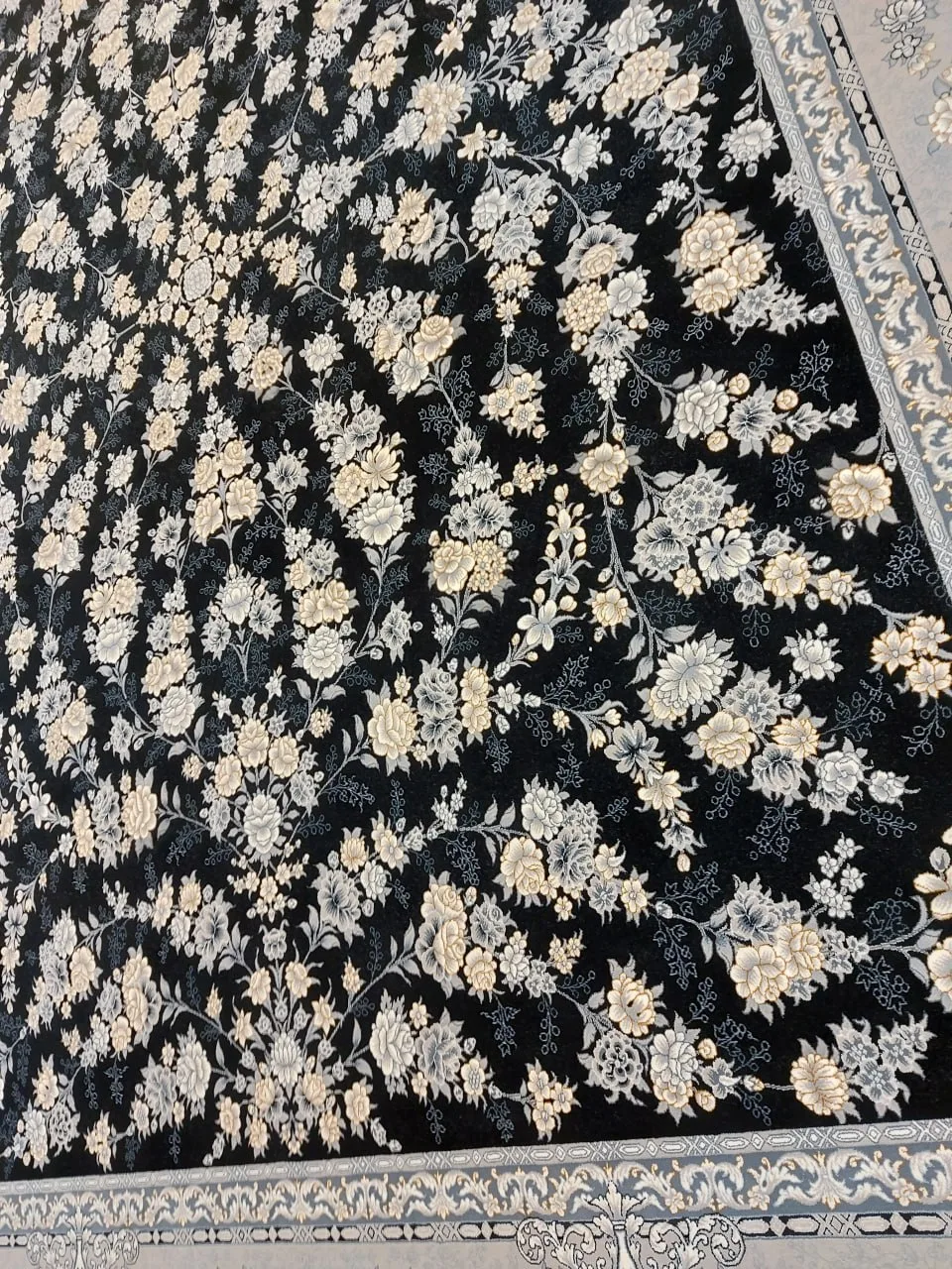 فرش 700 شانه نقشه افشان ژینا زمینه سرمه ای از نمای نزدیک