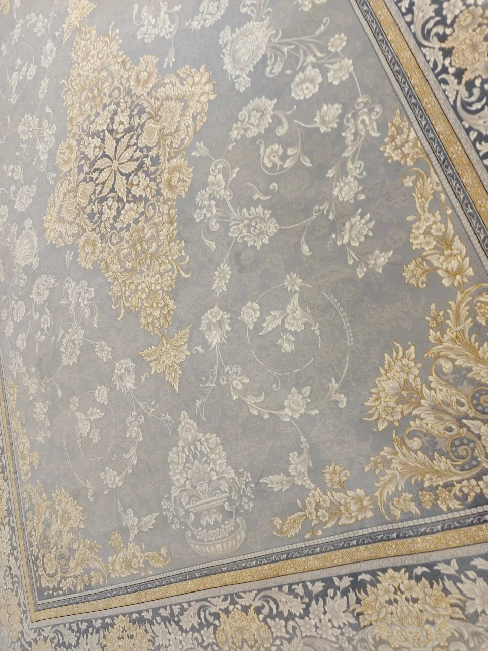 فرش 700 شانه نقشه تیارا زمینه نقره ای از نمای نزدیک