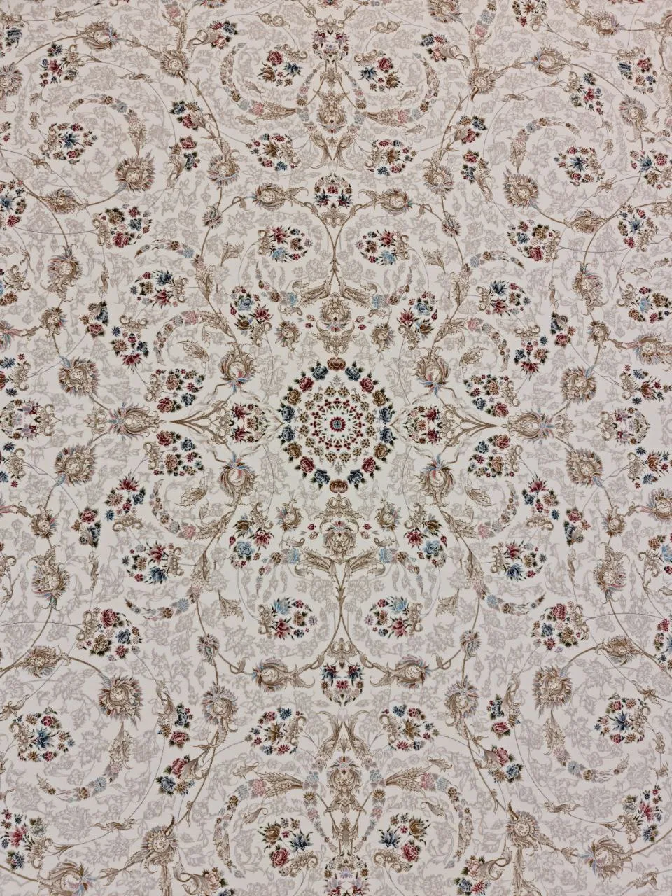 فرش 1500 شانه برجسته نقشه افشان لیدا زمینه کرم از نمای نزدیک