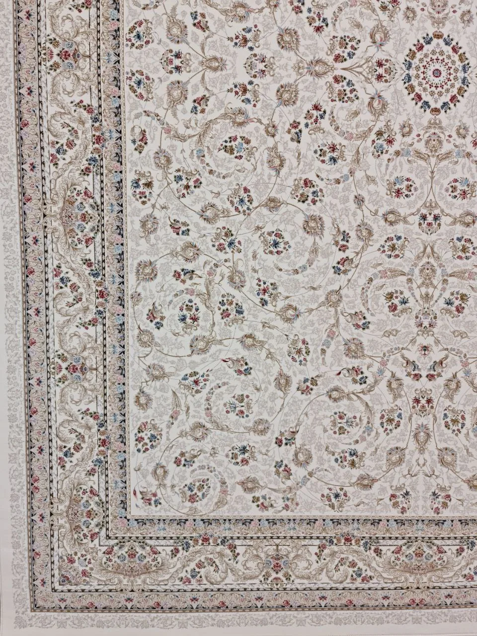 فرش 1500 شانه برجسته نقشه افشان لیدا زمینه کرم از نمای گوشه