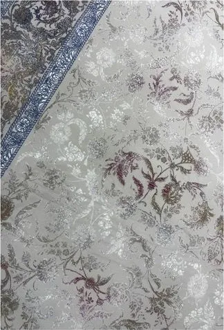 فرش ۱۲۰۰ شانه نقشه وینتیج مینو زمینه نقره ای حاشیه سرمه ای