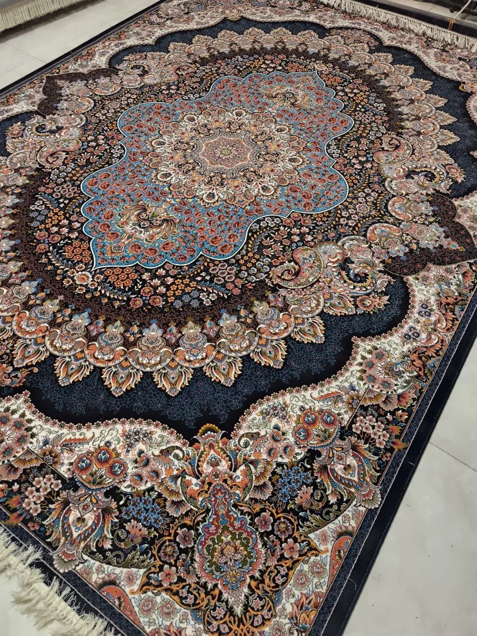 فرش ۷۰۰ شانه نقشه ارکیده زمینه سرمه ای - پلی استر