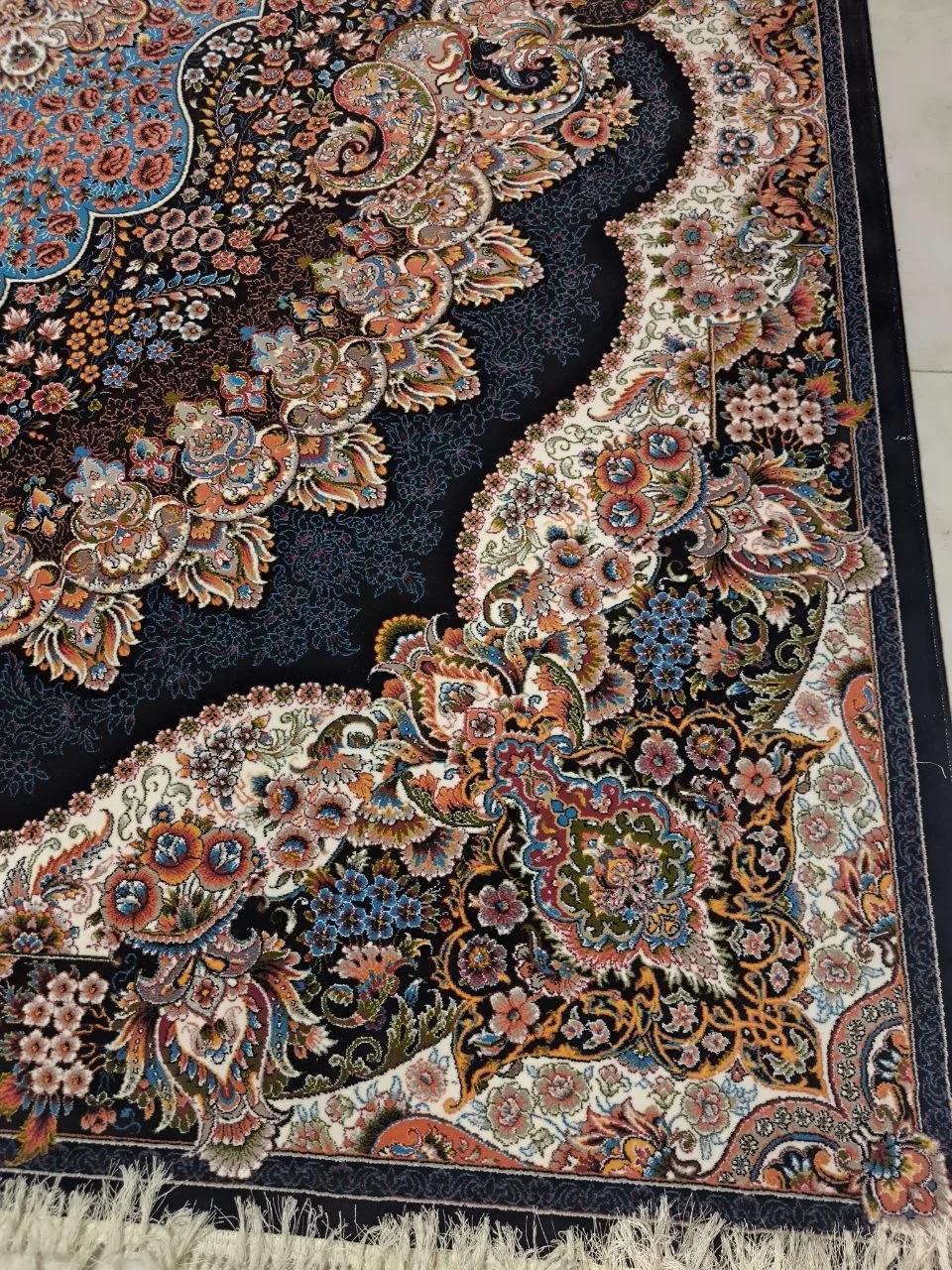 فرش ۷۰۰ شانه نقشه ارکیده زمینه سرمه ای - پلی استر