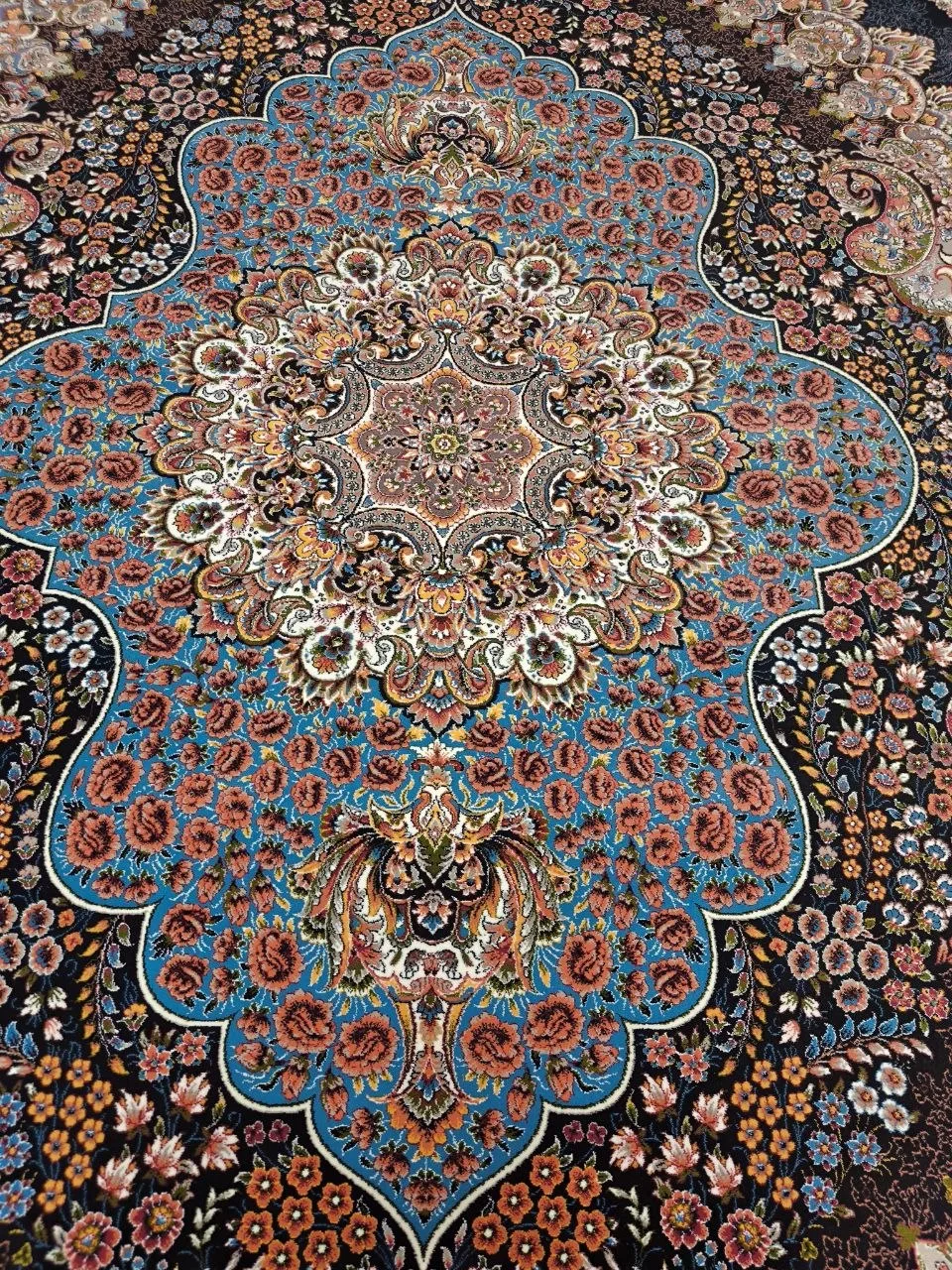 فرش ۷۰۰ شانه نقشه ارکیده زمینه سرمه ای - پلی استر
