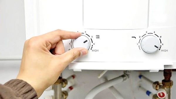 Adjust-the-temperature-of-the-wall-mounted-water-heater