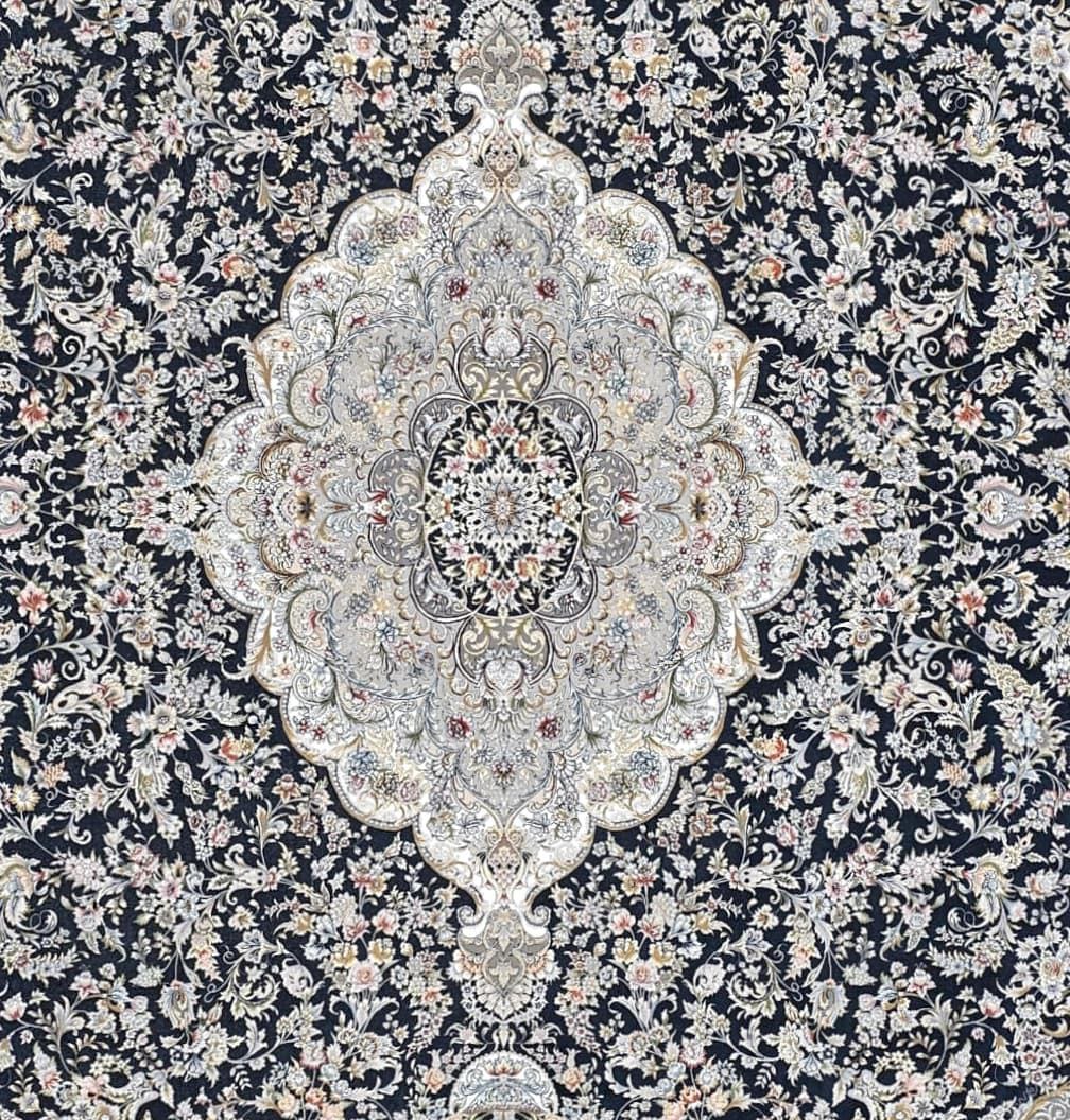 فرش 1500 شانه نقشه افشان آتریسا زمینه سرمه ای از نمای نزدیک