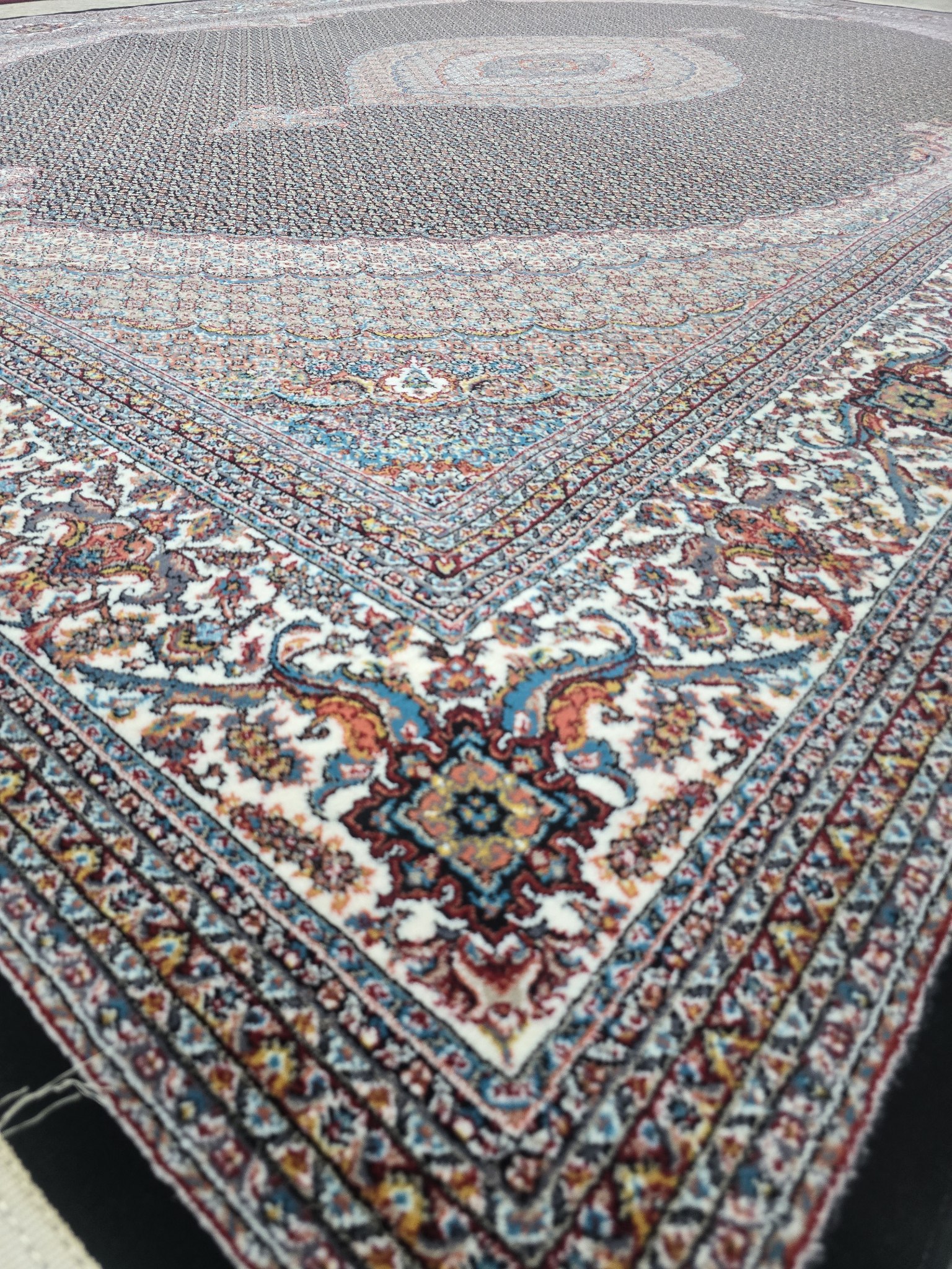 فرش 700 شانه نقشه ماهی سنتی زمینه سرمه ای – پلی استر 2 فرش ۷۰۰ شانه نقشه ماهی سنتی زمینه سرمه ای – پلی استر - Image 2