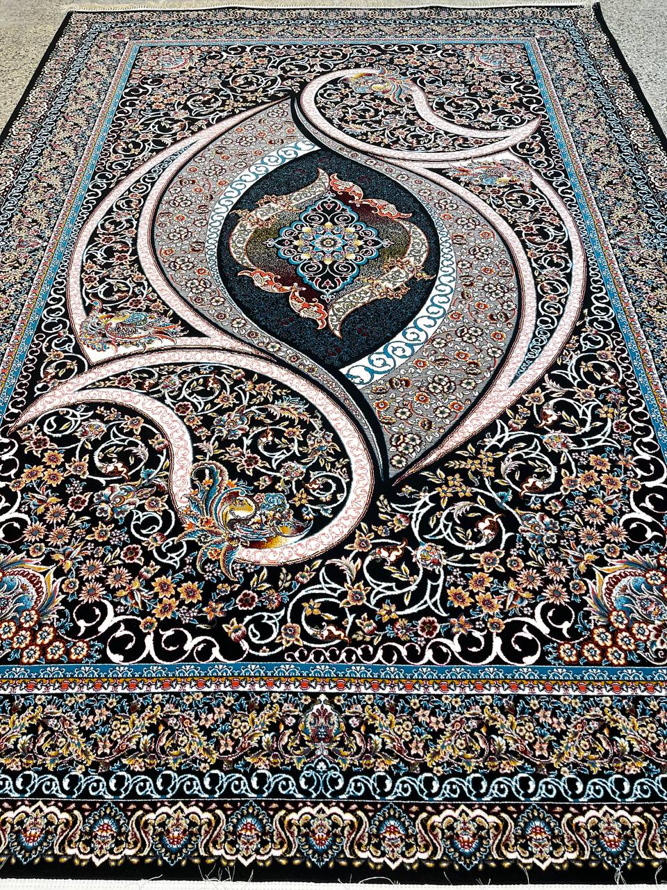 فرش ۷۰۰ شانه نقشه سناتور زمینه سرمه ای – پلی استر