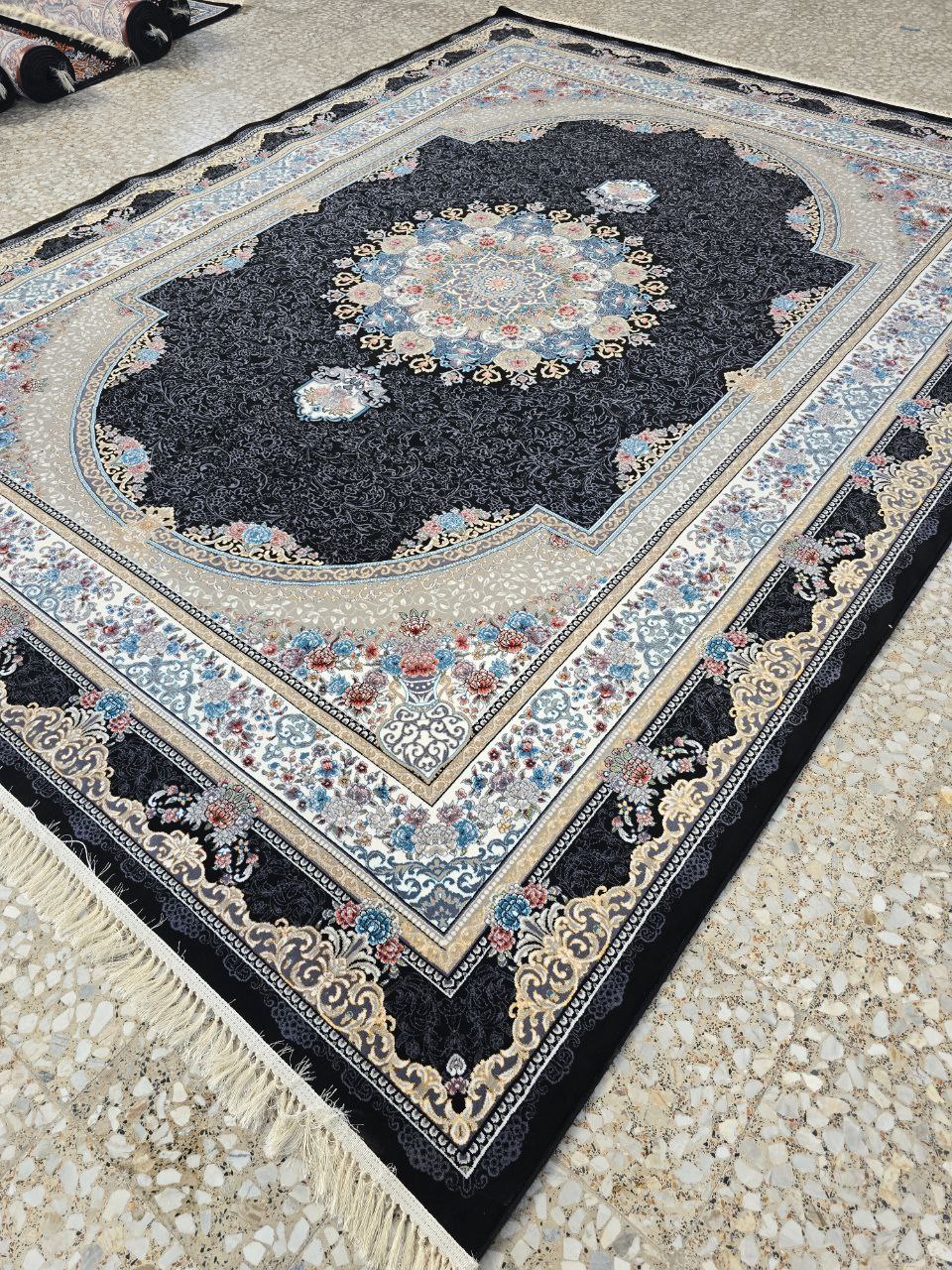 فرش ۷۰۰ شانه نقشه طاق بوستان زمینه سرمه ای – پلی استر