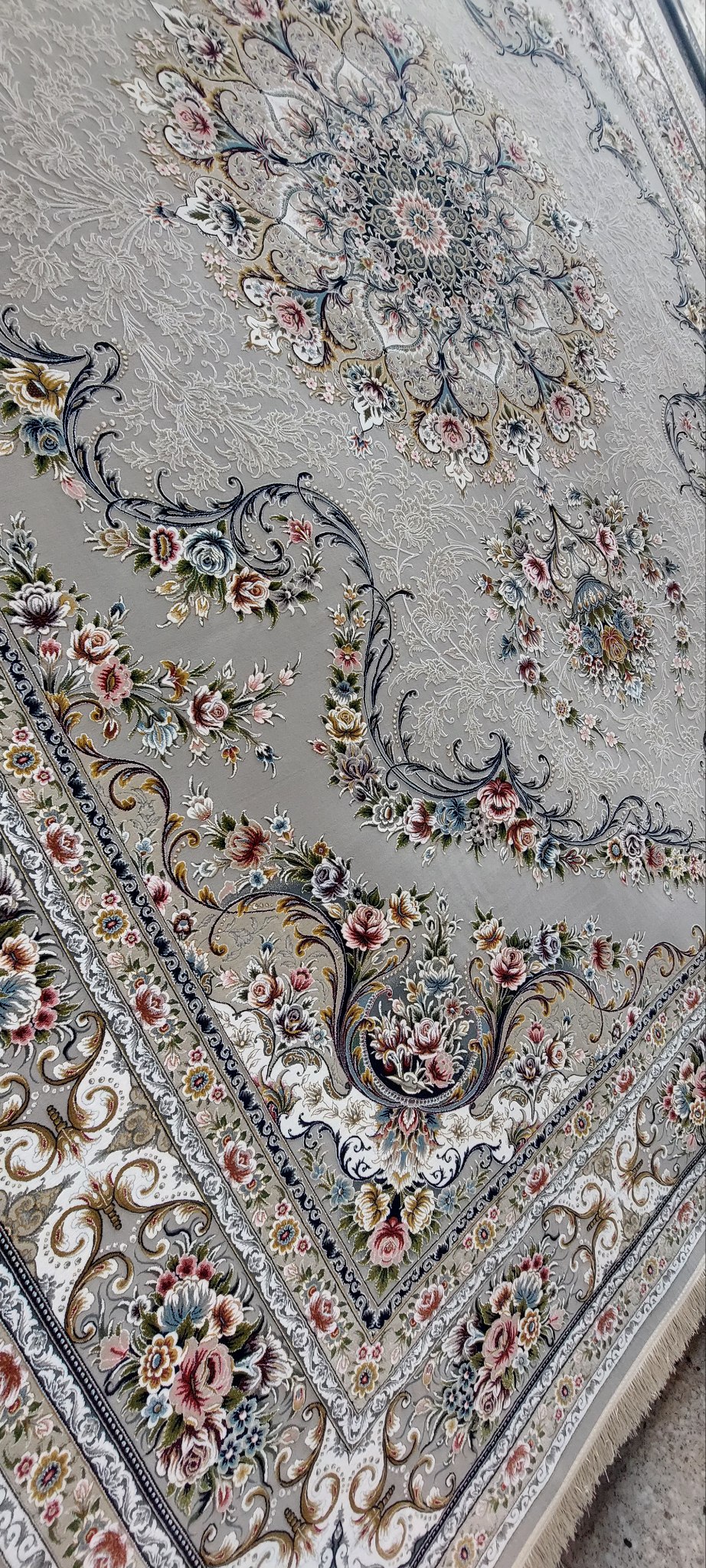 فرش 1200 شانه برجسته نقشه آرین زمینه نقره ای 2 فرش ۱۲۰۰ شانه برجسته نقشه آرین زمینه نقره ای - Image 2