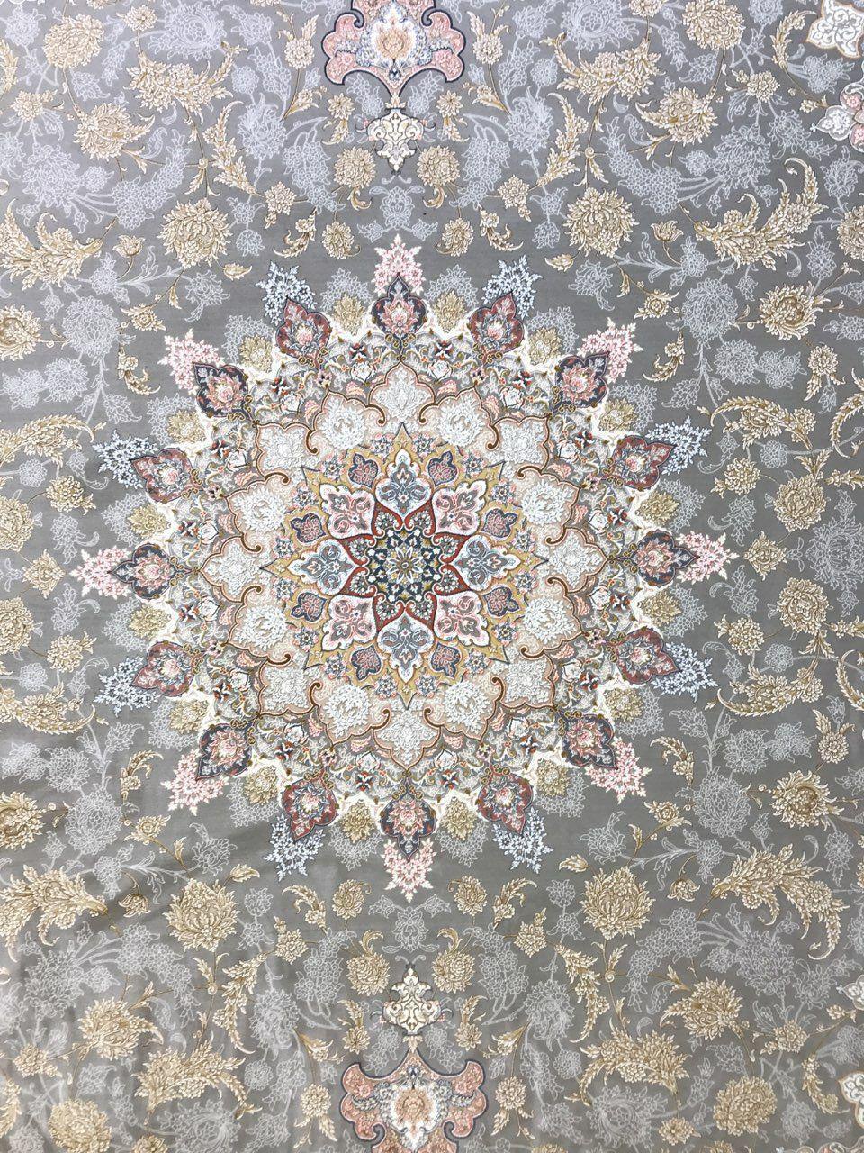 فرش 1500 شانه برجسته نقشه اصفهان زمینه نقره ای 3 فرش ۱۵۰۰ شانه برجسته نقشه اصفهان زمینه نقره ای - Image 3