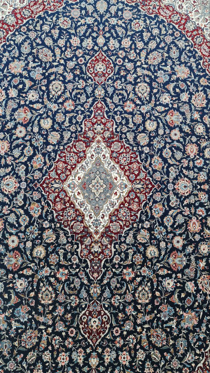 فرش 1200 شانه برجسته نقشه کاشان زمینه سرمه ای 3 فرش ۱۲۰۰ شانه برجسته نقشه کاشان زمینه سرمه ای - Image 3